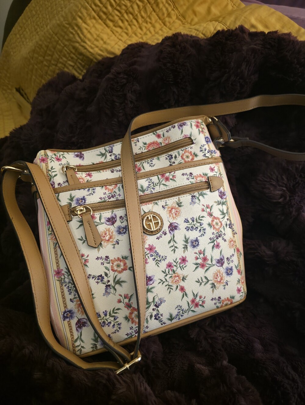 GianiBernini Elegant Floral Crossbody Bag in Cream and Tan